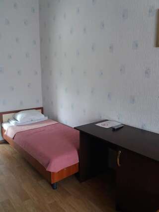 Мини-отель Александрия Харьков Двухместный номер эконом-класса с 2 отдельными кроватями и общей ванной комнатой-6